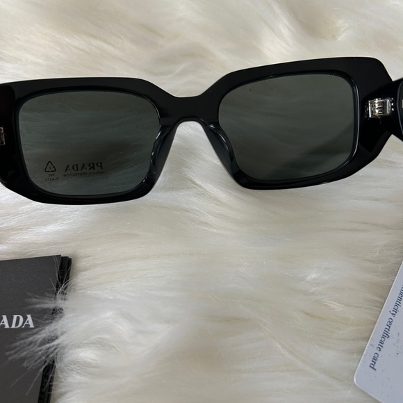 Prada black rectangle sunglasses in acetate - Picture 11 of 11